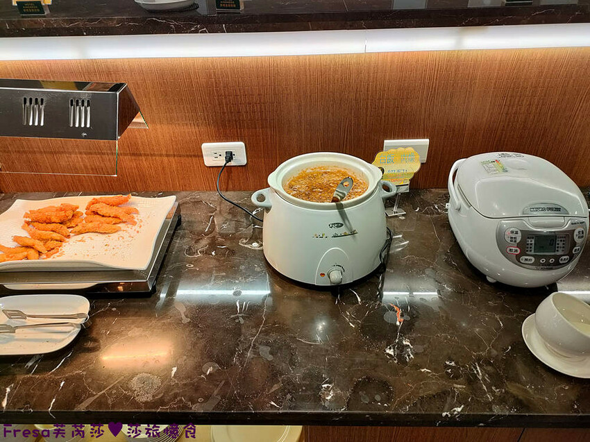 彰化飯店【康橋商旅】舒適敞亮家庭房型.午茶點心豐盛早餐ＣＰ值高│樓下逛菜市場超熱鬧│員林火車站│彰化員林飯店 - Fresa芙芮莎♥莎旅憶食