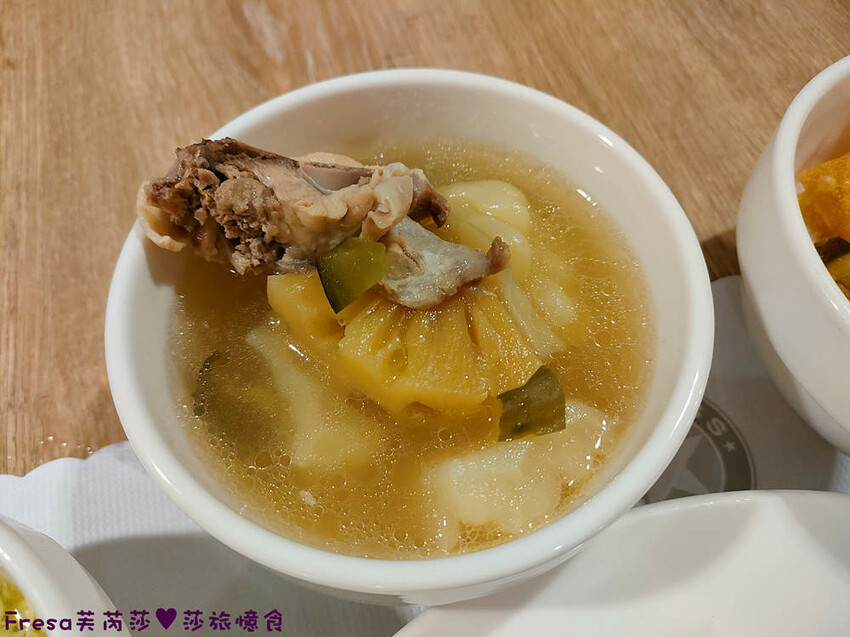 彰化飯店【康橋商旅】舒適敞亮家庭房型.午茶點心豐盛早餐ＣＰ值高│樓下逛菜市場超熱鬧│員林火車站│彰化員林