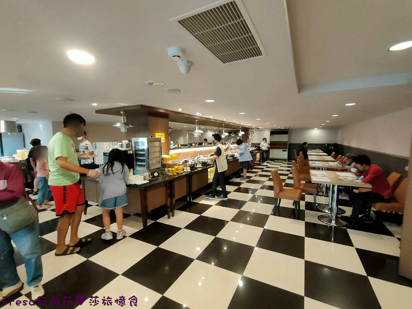 彰化飯店【康橋商旅】舒適敞亮家庭房型.午茶點心豐盛早餐ＣＰ值高│樓下逛菜市場超熱鬧│員林火車站│彰化員林飯店 - Fresa芙芮莎♥莎旅憶食