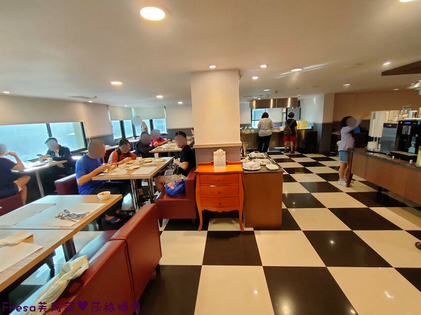 彰化飯店【康橋商旅】舒適敞亮家庭房型.午茶點心豐盛早餐ＣＰ值高│樓下逛菜市場超熱鬧│員林火車站│彰化員林飯店 - Fresa芙芮莎♥莎旅憶食