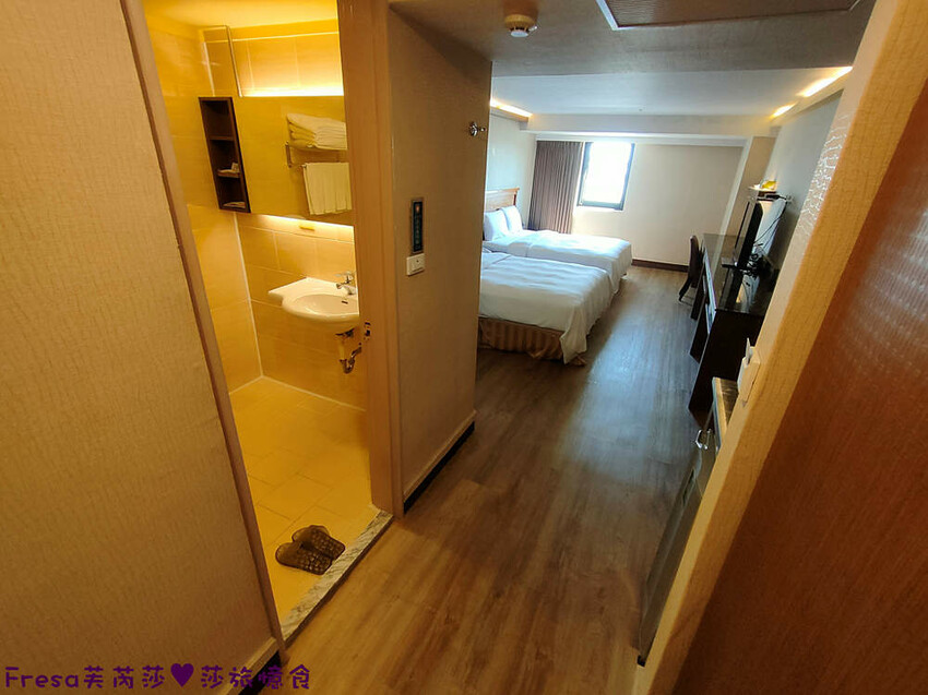 彰化飯店【康橋商旅】舒適敞亮家庭房型.午茶點心豐盛早餐ＣＰ值高│樓下逛菜市場超熱鬧│員林火車站│彰化員林