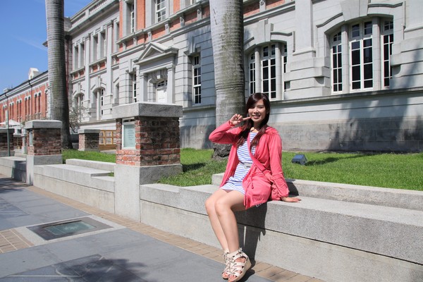 國立台灣文學館：【台南景點】國立台灣文學館~鳳凰花木為這片靜謐的街景和巴洛克式的老建築，增添了不少俏麗活潑的色彩