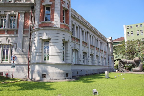 國立台灣文學館：【台南景點】國立台灣文學館~鳳凰花木為這片靜謐的街景和巴洛克式的老建築，增添了不少俏麗活潑的色彩