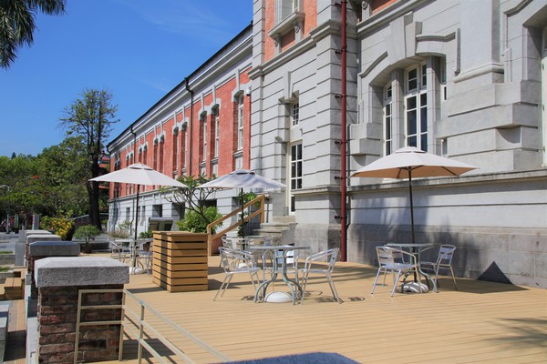 國立台灣文學館：【台南景點】國立台灣文學館~鳳凰花木為這片靜謐的街景和巴洛克式的老建築，增添了不少俏麗活潑的色彩