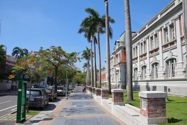 國立台灣文學館：【台南景點】國立台灣文學館~鳳凰花木為這片靜謐的街景和巴洛克式的老建築，增添了不少俏麗活潑的色彩