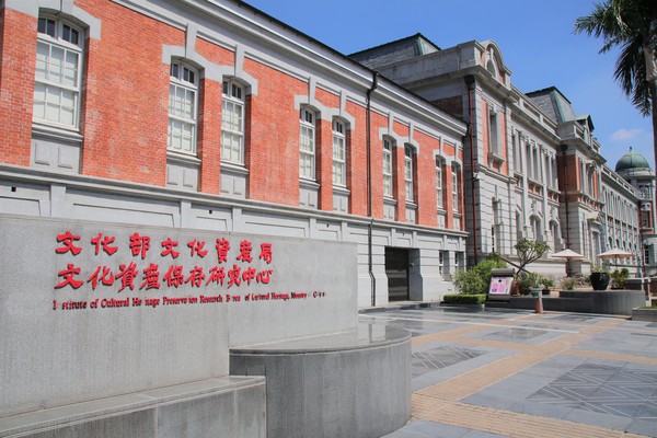 國立台灣文學館：【台南景點】國立台灣文學館~鳳凰花木為這片靜謐的街景和巴洛克式的老建築，增添了不少俏麗活潑的色彩