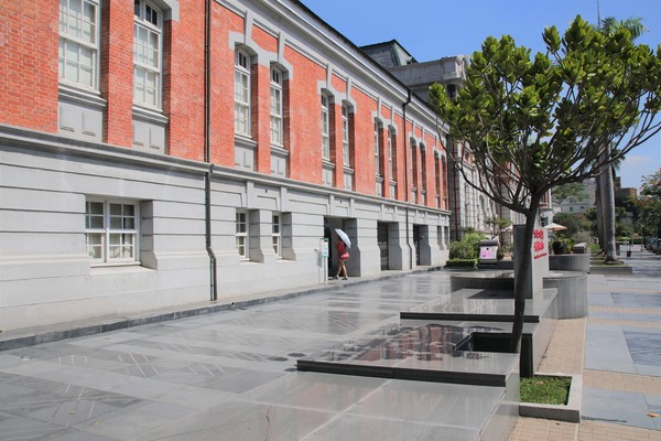 國立台灣文學館：【台南景點】國立台灣文學館~鳳凰花木為這片靜謐的街景和巴洛克式的老建築，增添了不少俏麗活潑的色彩