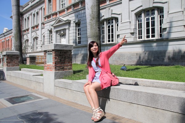 國立台灣文學館：【台南景點】國立台灣文學館~鳳凰花木為這片靜謐的街景和巴洛克式的老建築，增添了不少俏麗活潑的色彩