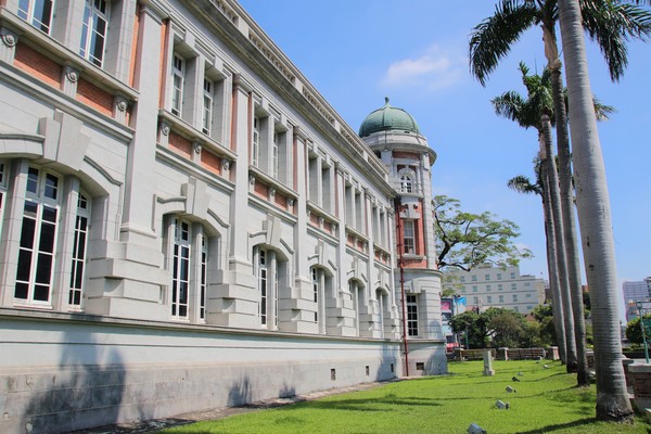 國立台灣文學館：【台南景點】國立台灣文學館~鳳凰花木為這片靜謐的街景和巴洛克式的老建築，增添了不少俏麗活潑的色彩