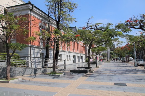 國立台灣文學館：【台南景點】國立台灣文學館~鳳凰花木為這片靜謐的街景和巴洛克式的老建築，增添了不少俏麗活潑的色彩