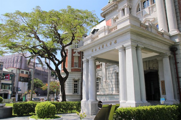 國立台灣文學館：【台南景點】國立台灣文學館~鳳凰花木為這片靜謐的街景和巴洛克式的老建築，增添了不少俏麗活潑的色彩