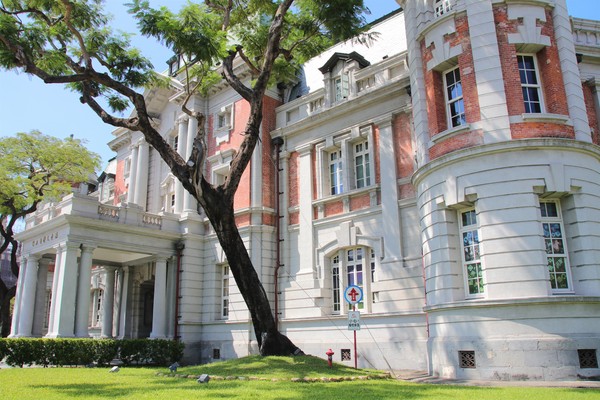 國立台灣文學館：【台南景點】國立台灣文學館~鳳凰花木為這片靜謐的街景和巴洛克式的老建築，增添了不少俏麗活潑的色彩