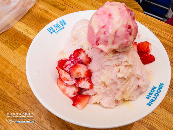 思慕昔冰品店~北捷東門站(冰店門口宛如小型聯合國)