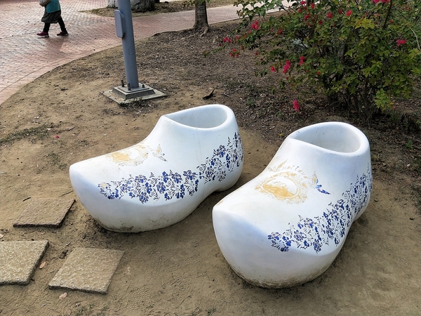 德元埤荷蘭村: 【台南柳營景點】德元埤荷蘭村~酪農昕鮮奶製品 巨大鬱金香IG網美最愛取景點