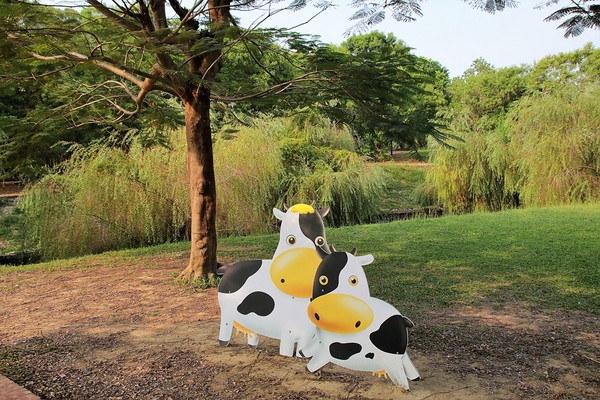 德元埤荷蘭村: 【台南柳營景點】德元埤荷蘭村~酪農昕鮮奶製品 巨大鬱金香IG網美最愛取景點