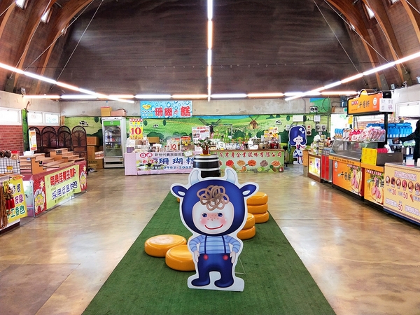 德元埤荷蘭村: 【台南柳營景點】德元埤荷蘭村~酪農昕鮮奶製品 巨大鬱金香IG網美最愛取景點