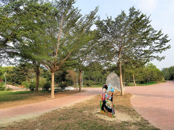 德元埤荷蘭村: 【台南柳營景點】德元埤荷蘭村~酪農昕鮮奶製品 巨大鬱金香IG網美最愛取景點