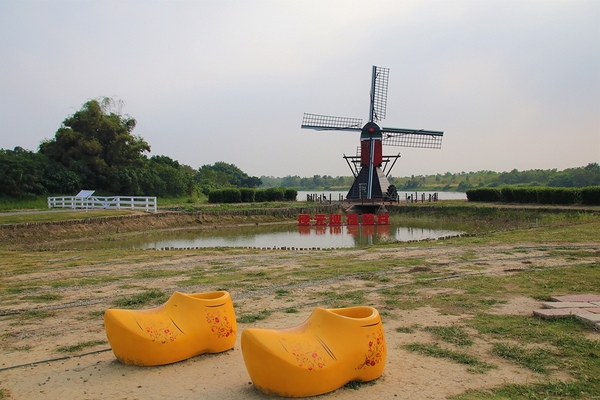 德元埤荷蘭村: 【台南柳營景點】德元埤荷蘭村~酪農昕鮮奶製品 巨大鬱金香IG網美最愛取景點