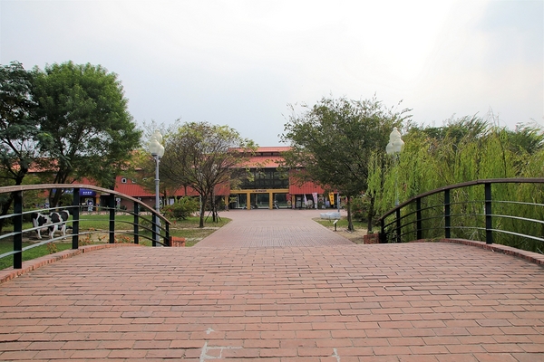 德元埤荷蘭村: 【台南柳營景點】德元埤荷蘭村~酪農昕鮮奶製品 巨大鬱金香IG網美最愛取景點