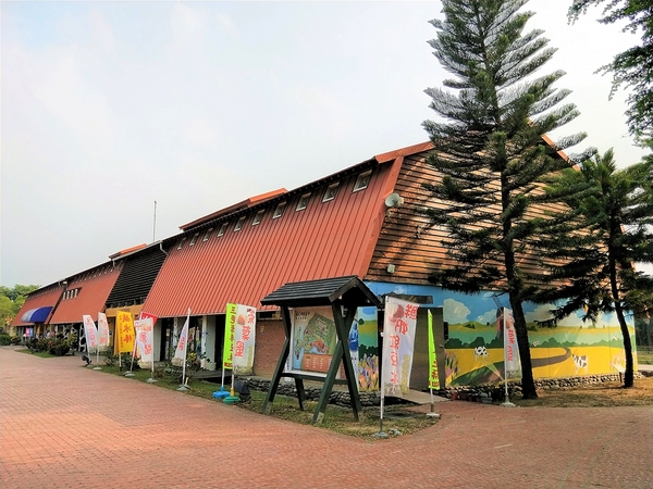 德元埤荷蘭村: 【台南柳營景點】德元埤荷蘭村~酪農昕鮮奶製品 巨大鬱金香IG網美最愛取景點