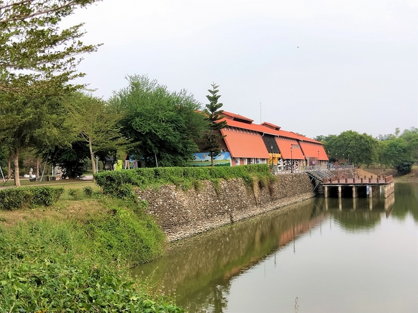 德元埤荷蘭村: 【台南柳營景點】德元埤荷蘭村~酪農昕鮮奶製品 巨大鬱金香IG網美最愛取景點