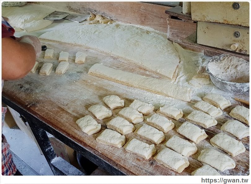 在地30年老店，現擀現炸，門口擠滿人只為這一鍋！！