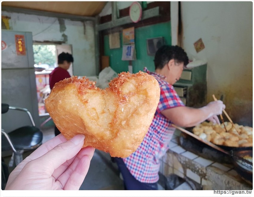 在地30年老店，現擀現炸，門口擠滿人只為這一鍋！！