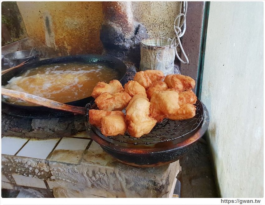 在地30年老店，現擀現炸，門口擠滿人只為這一鍋！！