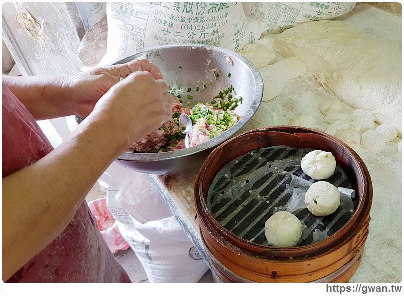 在地30年老店，現擀現炸，門口擠滿人只為這一鍋！！