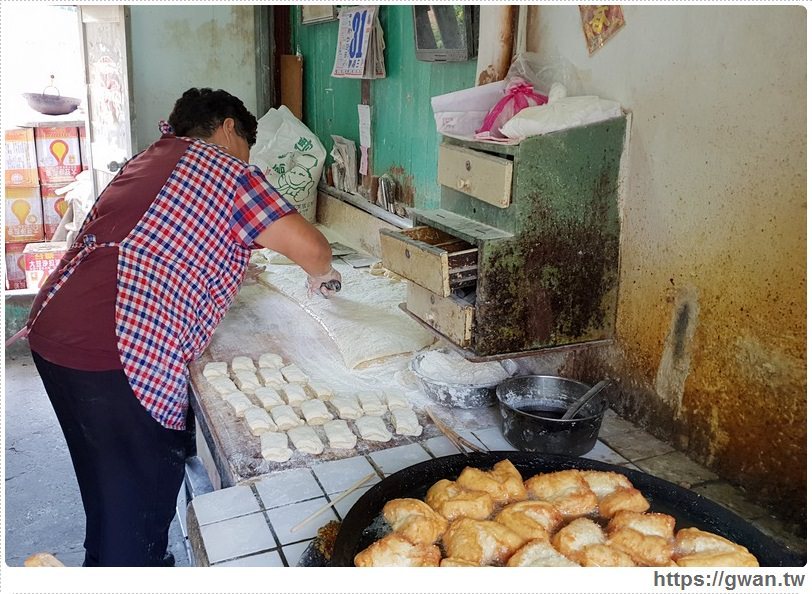 在地30年老店，現擀現炸，門口擠滿人只為這一鍋！！