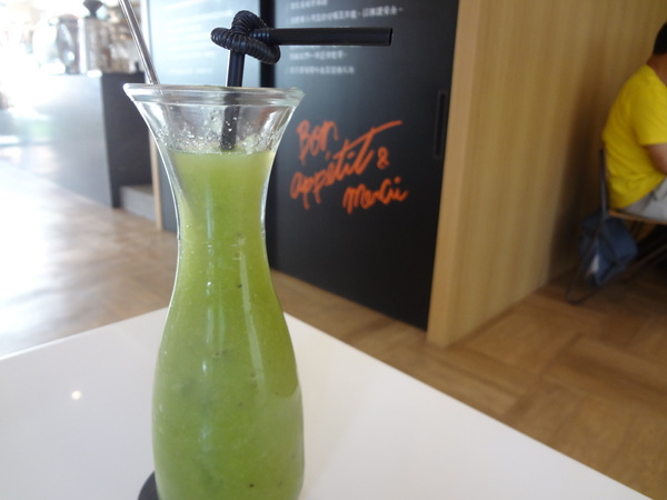 巴蕾麵包：1020717[官本金文愛台灣]巴蕾麵包好吃猶如站在青青草原中的無敵老K