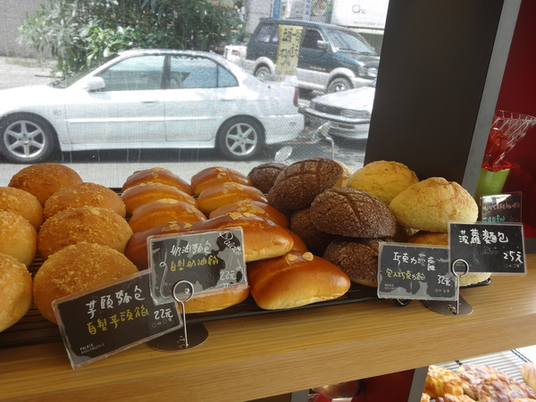 巴蕾麵包：1020717[官本金文愛台灣]巴蕾麵包好吃猶如站在青青草原中的無敵老K