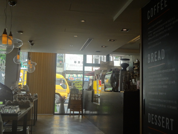 巴蕾麵包：1020717[官本金文愛台灣]巴蕾麵包好吃猶如站在青青草原中的無敵老K