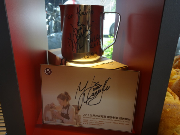 巴蕾麵包：1020717[官本金文愛台灣]巴蕾麵包好吃猶如站在青青草原中的無敵老K