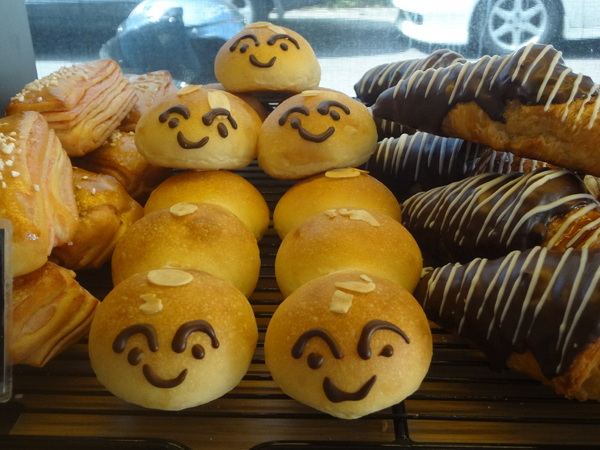 巴蕾麵包：1020717[官本金文愛台灣]巴蕾麵包好吃猶如站在青青草原中的無敵老K