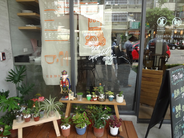 巴蕾麵包：1020717[官本金文愛台灣]巴蕾麵包好吃猶如站在青青草原中的無敵老K