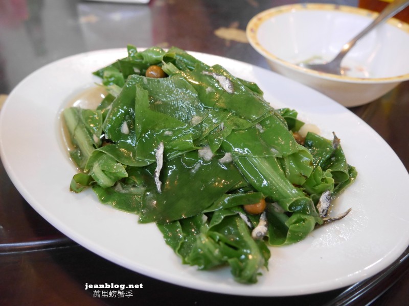 放入小鱼乾 破布子拌炒,颜色鲜绿口感爽脆带有麻油香,一盘很就被