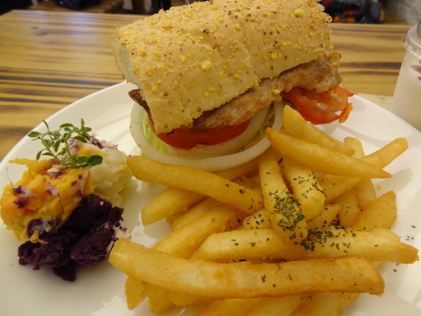 Butter巴特早午餐：1021031[官本金文愛台灣口碑券第12彈]幸運繽紛彩蛋Butter巴特早午餐彷彿在復古英式鄉村中享食彩色蛋餅及美味的海鮮總匯軟法堡