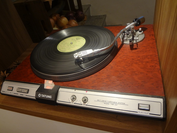 Butter巴特早午餐：1021031[官本金文愛台灣口碑券第12彈]幸運繽紛彩蛋Butter巴特早午餐彷彿在復古英式鄉村中享食彩色蛋餅及美味的海鮮總匯軟法堡