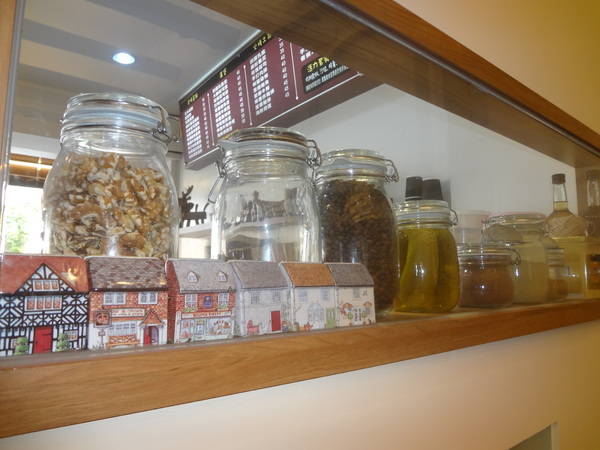 Butter巴特早午餐：1021031[官本金文愛台灣口碑券第12彈]幸運繽紛彩蛋Butter巴特早午餐彷彿在復古英式鄉村中享食彩色蛋餅及美味的海鮮總匯軟法堡