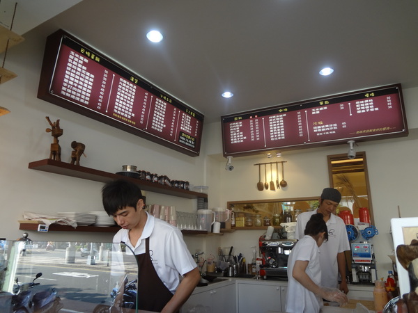 Butter巴特早午餐：1021031[官本金文愛台灣口碑券第12彈]幸運繽紛彩蛋Butter巴特早午餐彷彿在復古英式鄉村中享食彩色蛋餅及美味的海鮮總匯軟法堡