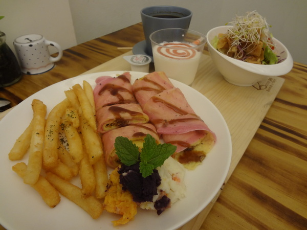 Butter巴特早午餐：1021031[官本金文愛台灣口碑券第12彈]幸運繽紛彩蛋Butter巴特早午餐彷彿在復古英式鄉村中享食彩色蛋餅及美味的海鮮總匯軟法堡