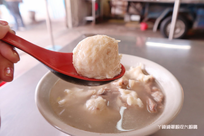 新竹肉圓推薦!鷹王肉圓,內行人一定要吃肉圓配香腸!新竹香山必吃美食