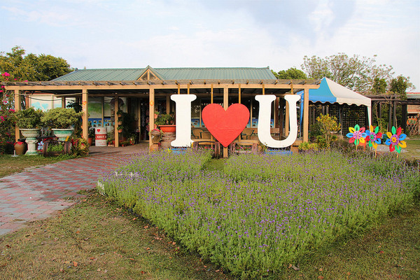 台灣酒窖聯合遊客服務中心： 【彰化景點】台灣酒窖聯合遊客服務中心，免費參觀，2017在幸福園地感受浪漫的氣息，I ❤ U薰衣草花田環繞，結合休閒、童玩、農特產美食、二林斗苑休閒農業園區