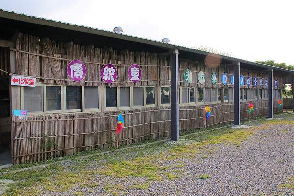 台灣酒窖聯合遊客服務中心： 【彰化景點】台灣酒窖聯合遊客服務中心，免費參觀，2017在幸福園地感受浪漫的氣息，I ❤ U薰衣草花田環繞，結合休閒、童玩、農特產美食、二林斗苑休閒農業園區