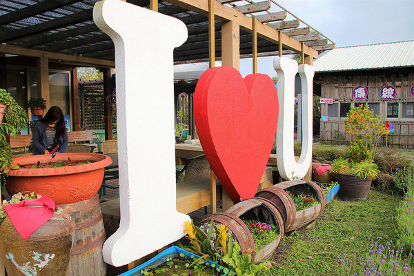 台灣酒窖聯合遊客服務中心： 【彰化景點】台灣酒窖聯合遊客服務中心，免費參觀，2017在幸福園地感受浪漫的氣息，I ❤ U薰衣草花田環繞，結合休閒、童玩、農特產美食、二林斗苑休閒農業園區