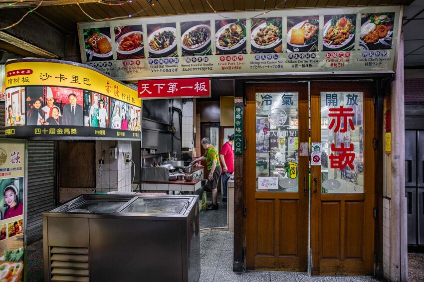 台南市中西區赤崁棺材板｜揚名海外棺材板始祖！傳承四代超過80年老店