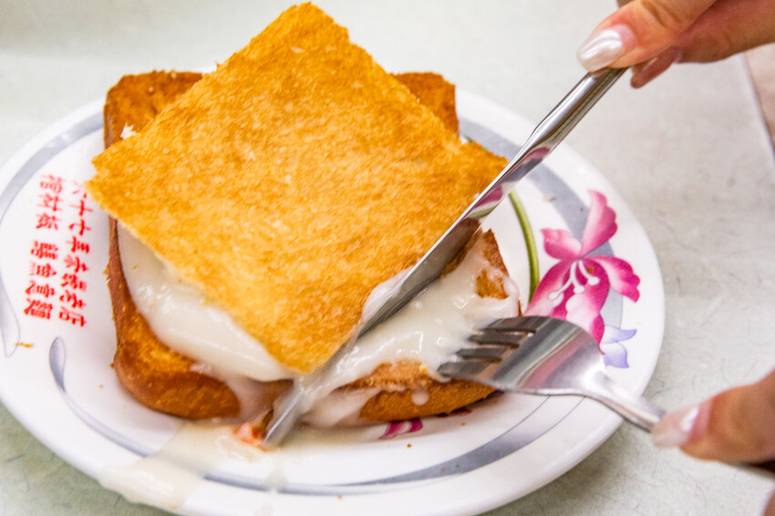 台南市中西區赤崁棺材板｜揚名海外棺材板始祖！傳承四代超過80年老店