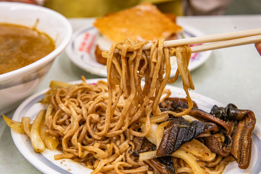 台南市中西區赤崁棺材板｜揚名海外棺材板始祖！傳承四代超過80年老店