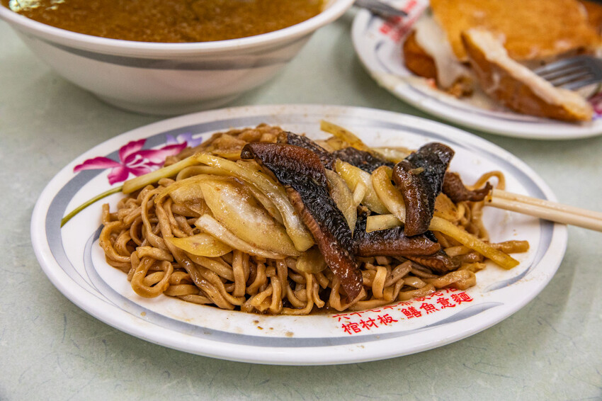 台南市中西區赤崁棺材板｜揚名海外棺材板始祖！傳承四代超過80年老店